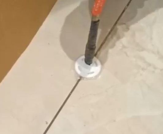 黄骅瓷砖空鼓维修公司专业解答瓷砖在铺贴过程中，如果没有涂抹均匀到位的粘结材料（如水泥砂浆或瓷砖胶），可能会导致以下问题