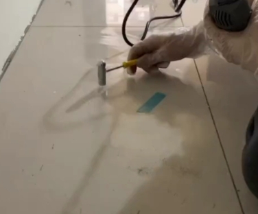 黄骅瓷砖开裂维修公司专业分享瓷砖在铺贴前如果没有沥干水分，将会导致以下问题